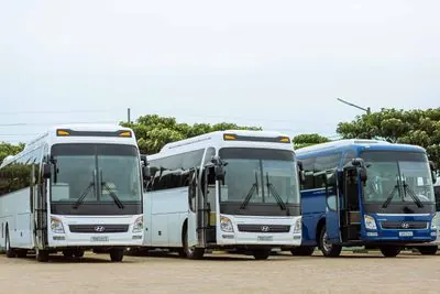 Autobuses de pasajeros estacionados